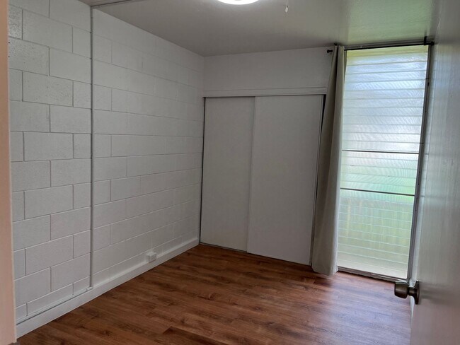 Building Photo - Nahoa Apartments - 2 bedrooms, 1 bath unit...