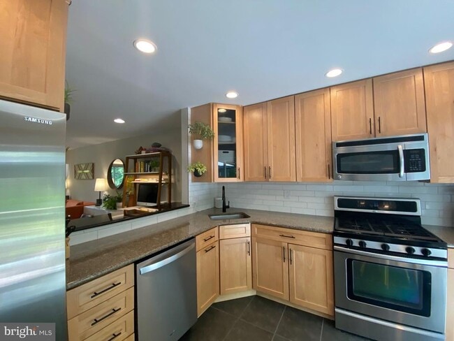 Building Photo - 43 Watertown Ct