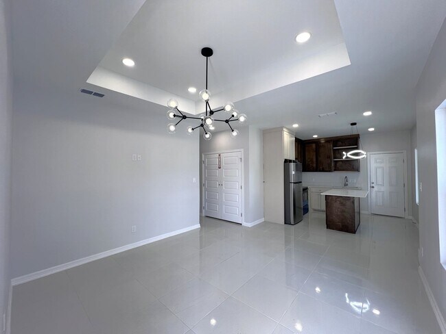 Building Photo - Brand New! 1st Month Free! Don't Miss Out Call today!