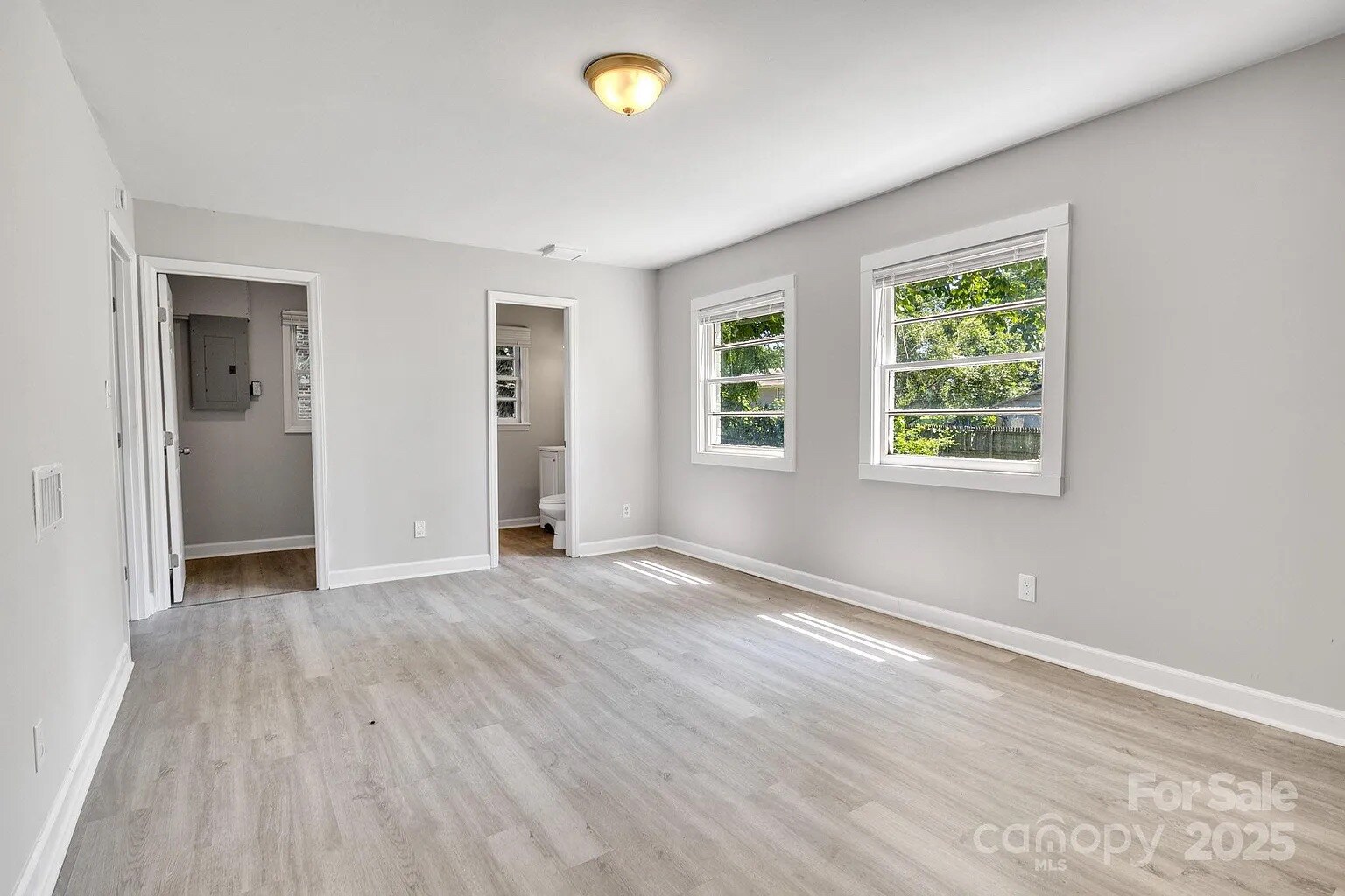 Building Photo - Room in House on Thornwood Rd