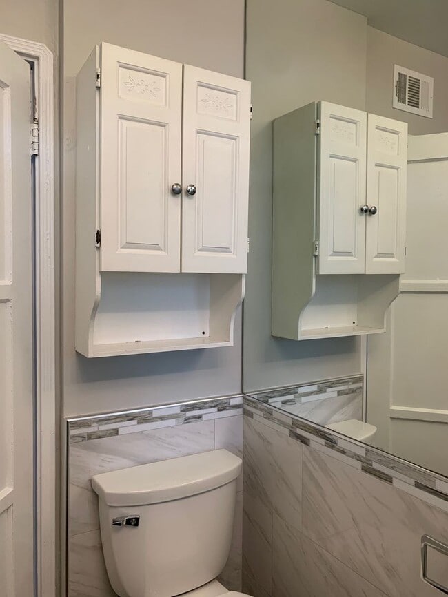 Building Photo - For Rent: Charming 2 Bed / 2 Bath Duplex i...