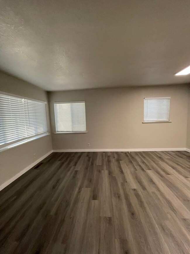 Building Photo - Remodeled 2 bed 1 bath close to Mid Town