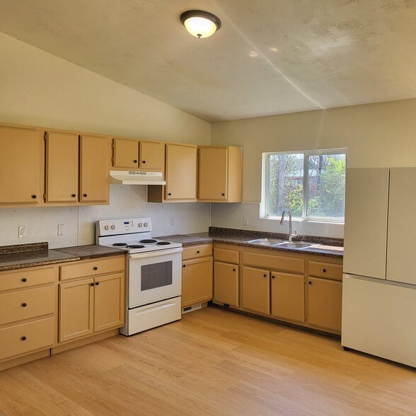 Building Photo - 968 Chicago Ave