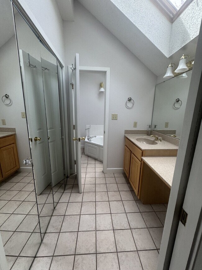 Building Photo - Spacious Mountain Condo 3 bedroom 2 bathroom.