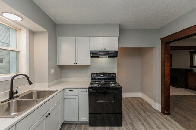 Building Photo - 1038 W 11th St