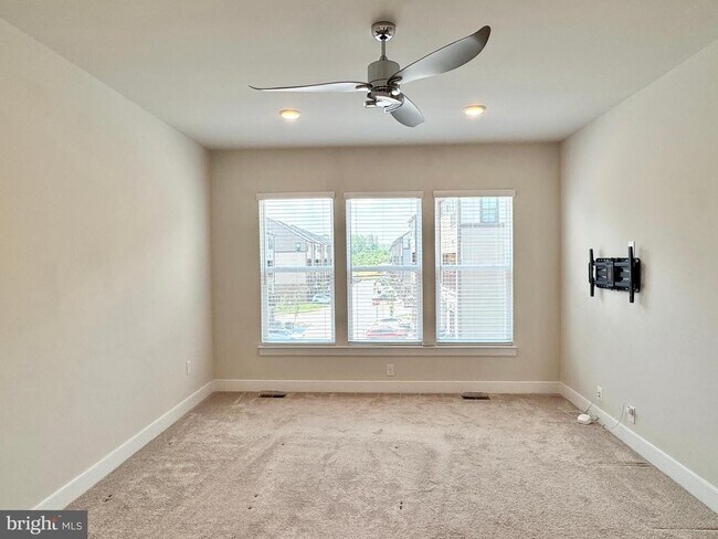 Building Photo - 1745 Riverbluff Ave