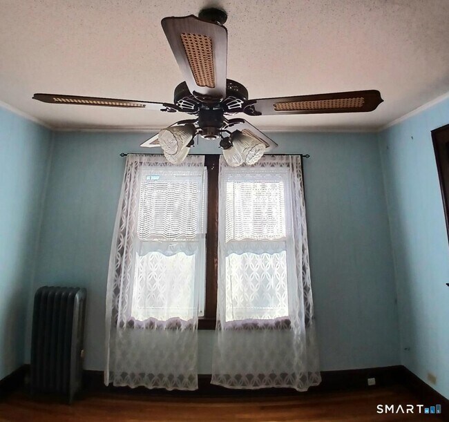 Building Photo - 652 High St