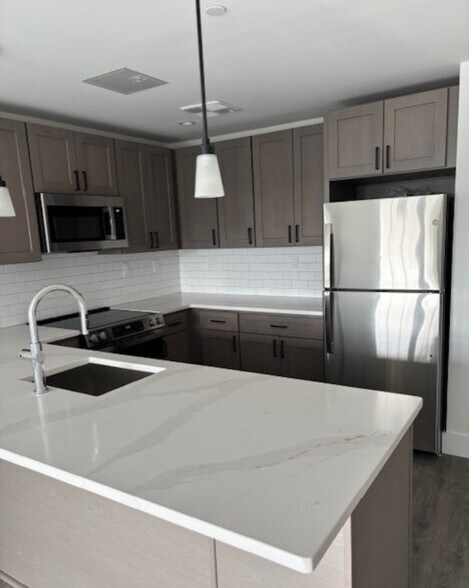 Building Photo - 180 Deer Park Ave