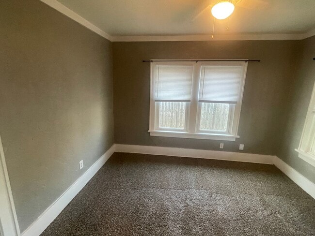 Building Photo - All brand new and updated, conveniently located in the heart of Norman!