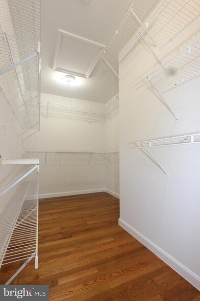 Building Photo - 406 Round Table Dr