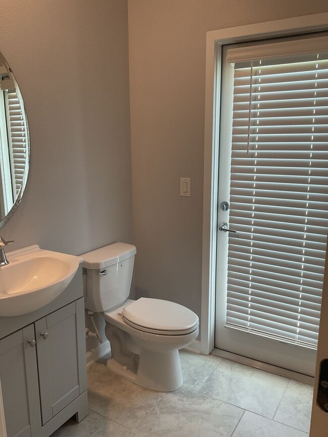 Building Photo - Beautiful 4 Bedroom 2 1/2 Bath Home in Gro...