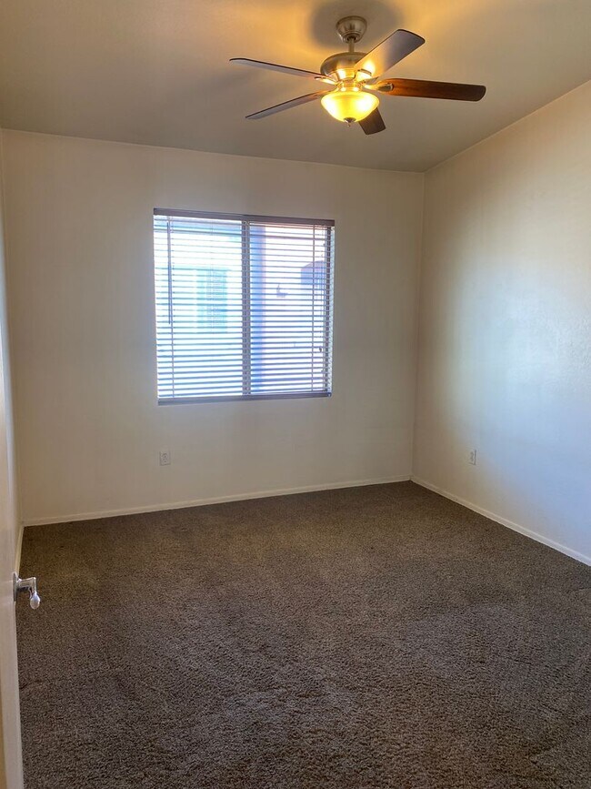 Building Photo - 2 bed, 2.5 bath, 2 car garage Townhome
