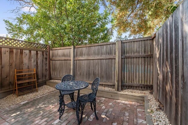 Building Photo - 332 Waverley St