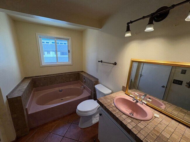 Building Photo - 2 Bed/2.5 Bath Townhome with Garage, Pool and Tennis Court