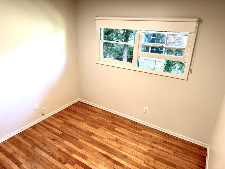 West bedroom - 2033 N McClellan St