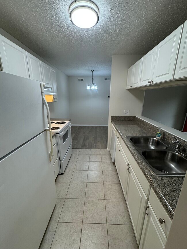 Kitchen - 321 Thalia Station Ct