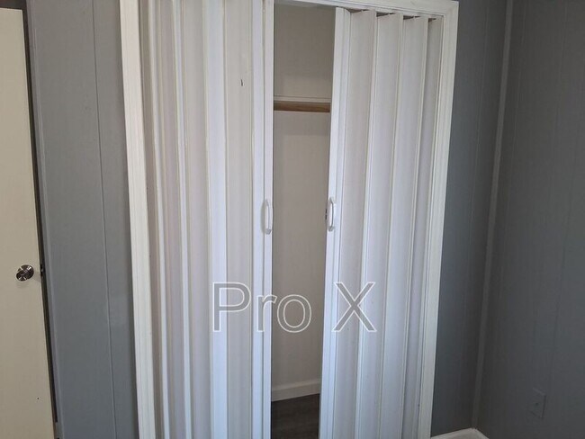 Building Photo - 407 Park St