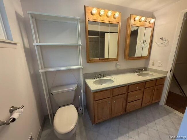 Building Photo - 3245 Parker Dr