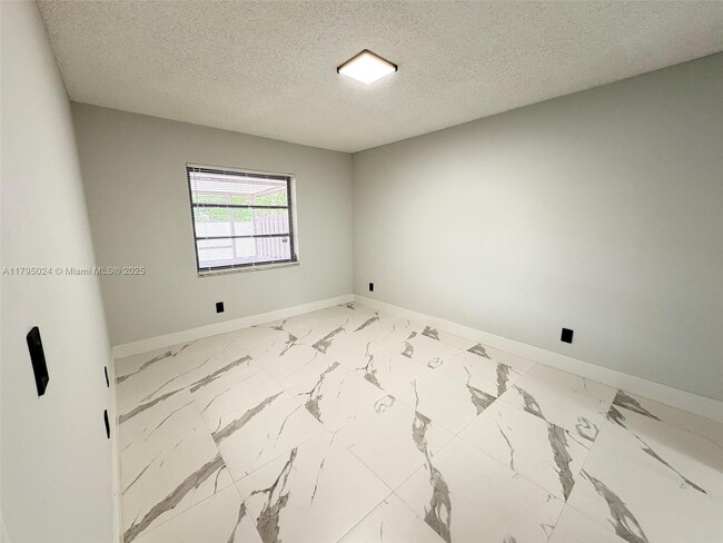 Building Photo - 6956 SW 40th Ct