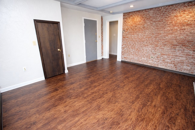 Interior Photo - WALNUT ST -- 161