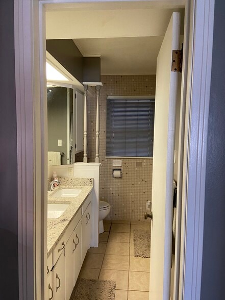 downstairs bath - 1816 W Arrowhead Plz