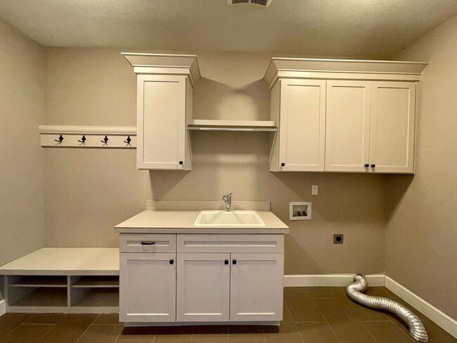 Building Photo - Beautiful Single Story Home!! 3 bed/2 bath with Open Floor Plan and Large Yard!!