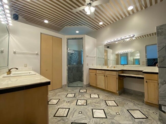 Building Photo - Spacious 3/2 with In-Law Suite