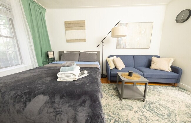 Building Photo - 328 E 74th St