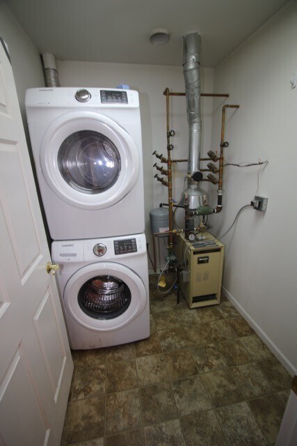 Building Photo - 2 Bedroom Eagle River Condo w/ Fenced Yard!