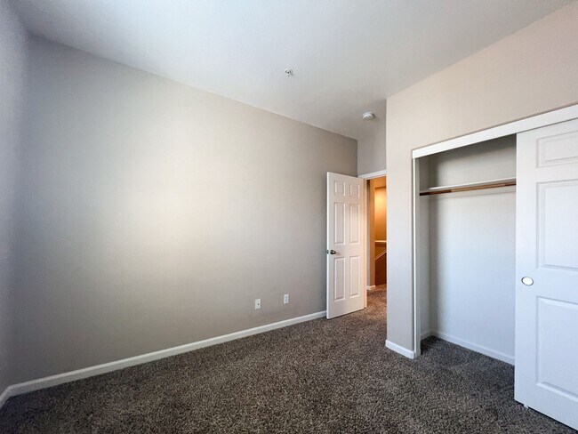 Building Photo - 3 Bd, 2.5 Ba Condo in Elk Grove
