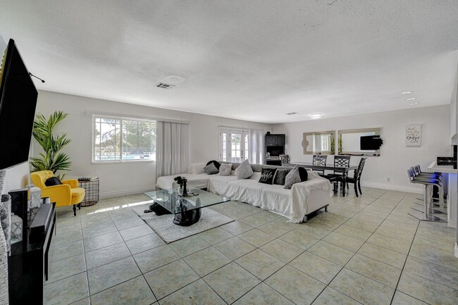 Building Photo - Beautiful single-story custom home featuri...