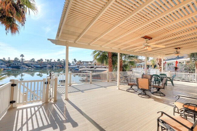 Building Photo - OPEN FLOOR PLAN WITH SIDEYARD PARKING AND ...