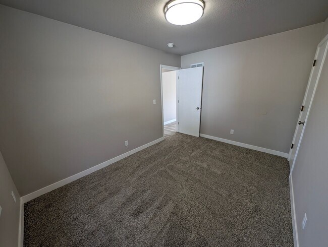 Building Photo - 2 Bedroom, 1 Bathroom house with garage an...