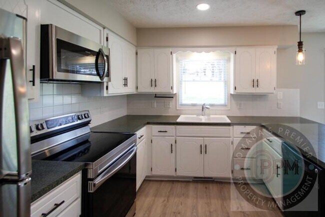 Building Photo - Millard 3 bed 3 bath with Park Access!