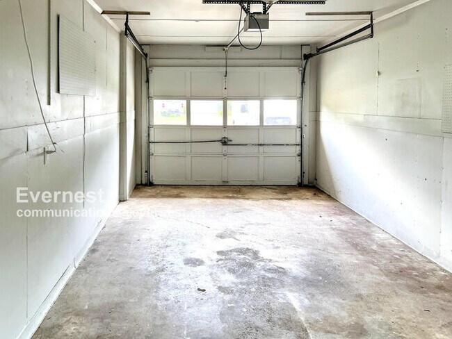 Building Photo - 3302 Village Dr SW