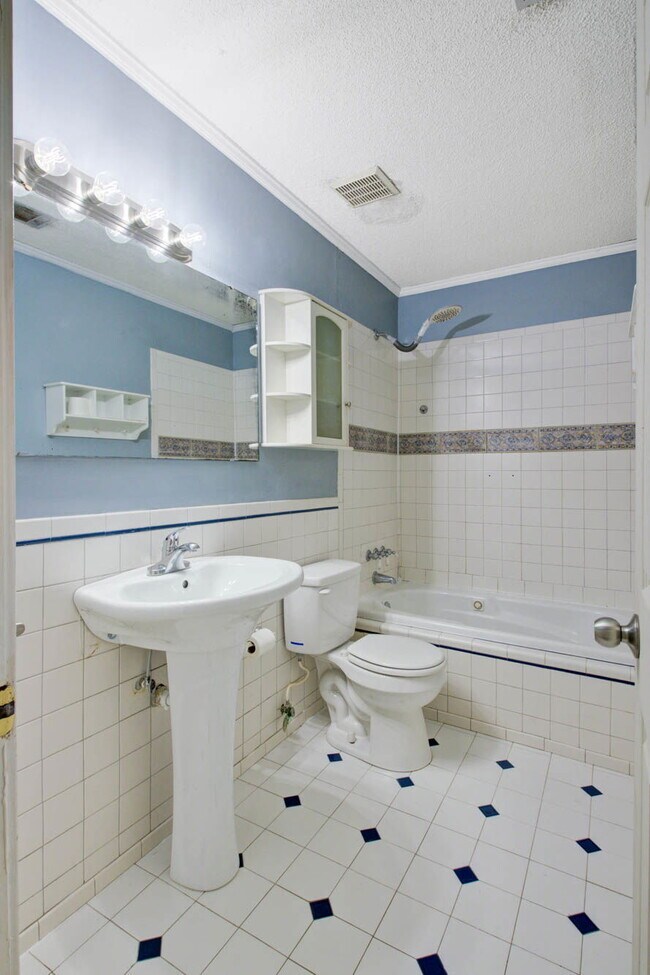 Building Photo - 7945 Parklane Ct