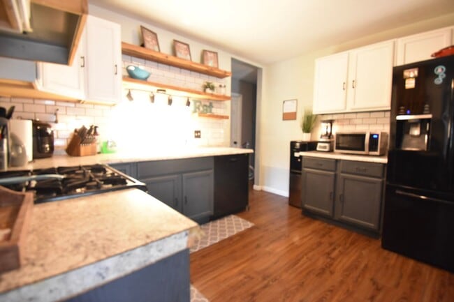 Building Photo - 3 Bedroom 2 Bath: Pets Considered