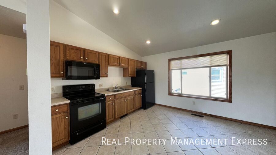 Building Photo - Charming 2 Bedroom 2 Bathroom Centrally Lo...