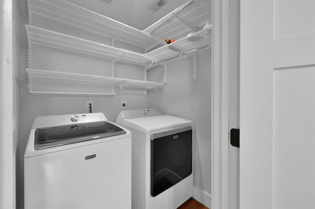 Building Photo - 5 Hickory Oak Dr