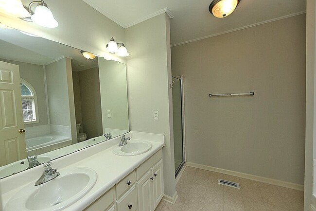 Building Photo - Ranch Home with Garage in Prime North Raleigh Location!