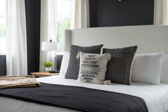 Building Photo - 1405 Napoleon St