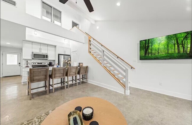 Building Photo - FOR RENT in LAFAYETTE!