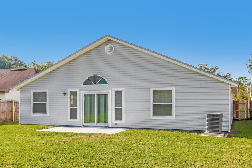 Building Photo - 8465 Rockridge Dr