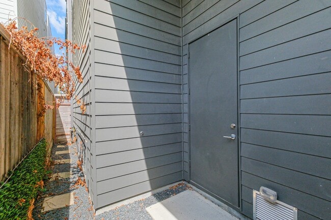 Building Photo - Welcome to this absolutely STUNNING Townhome!!