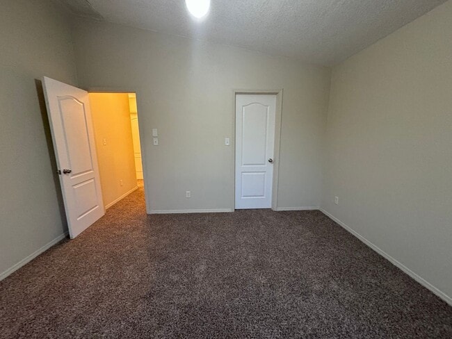 Building Photo - 3 bed 2 bath 1400 sq ft home- MOVE IN SPECIAL!