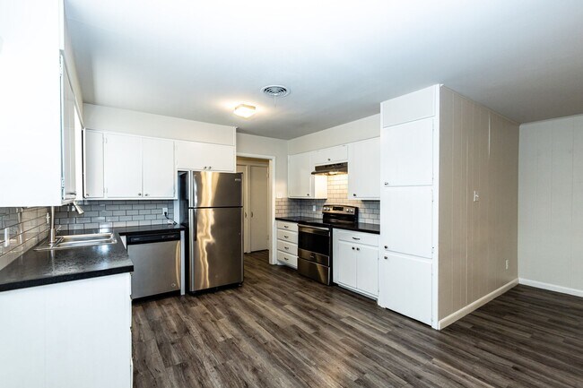 Building Photo - Large & Recently Updated!