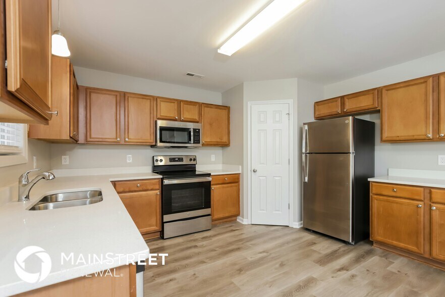 Building Photo - 713 Blue Lake Dr