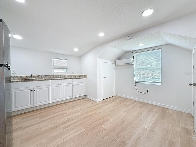 Building Photo - 618 17th Ave S