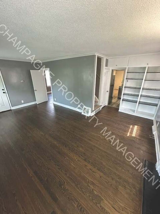 Building Photo - Fully updated home in KC