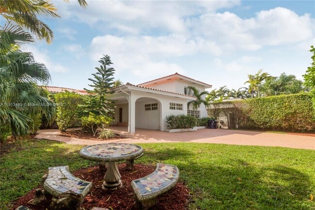 Building Photo - 1700 Bay Dr